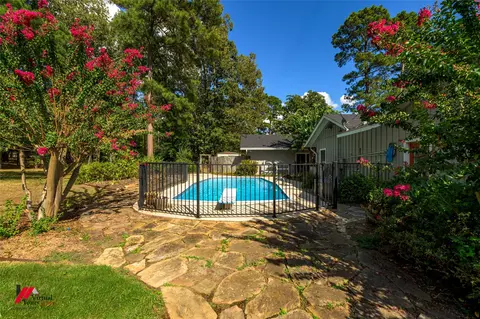 Exterior - 1014 Janice Dr, Springhill, LA 71075 photo 5 of 10