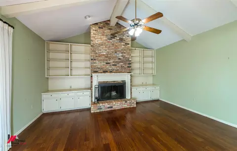 Living - 1014 Janice Dr, Springhill, LA 71075 photo 4 of 5