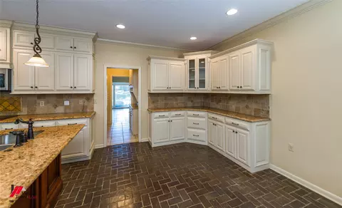 Kitchen - 1014 Janice Dr, Springhill, LA 71075 photo 2 of 7