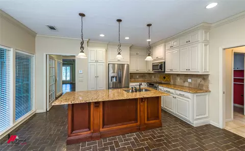 Kitchen - 1014 Janice Dr, Springhill, LA 71075 photo 3 of 7