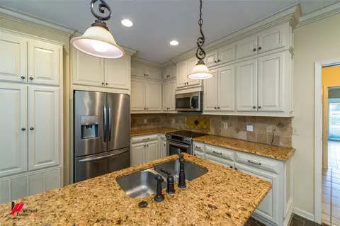 Kitchen - 1014 Janice Dr, Springhill, LA 71075 photo 5 of 7