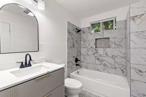 Bath - 3004 N 15th A St, Waco, TX 76708 photo 2 of 2