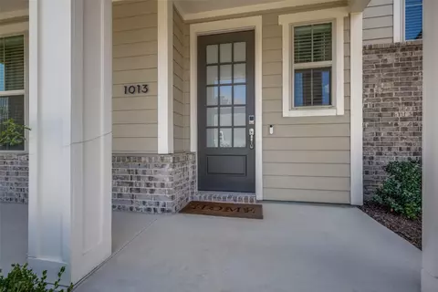 Exterior - 1013 14th St, Argyle, TX 76226 photo 5 of 7