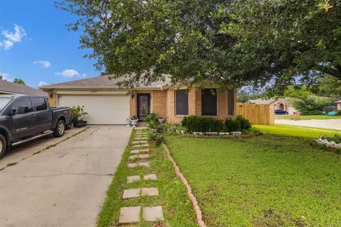 300 Comiskey Ct, Saginaw, TX 76179