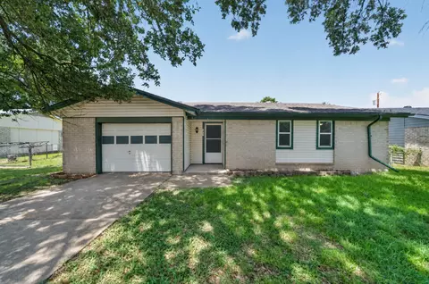 2461 Lisa St, Grand Prairie, TX 75051