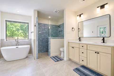 Bath - 301 Morrison Ct, Euless, TX 76039 photo 2 of 6