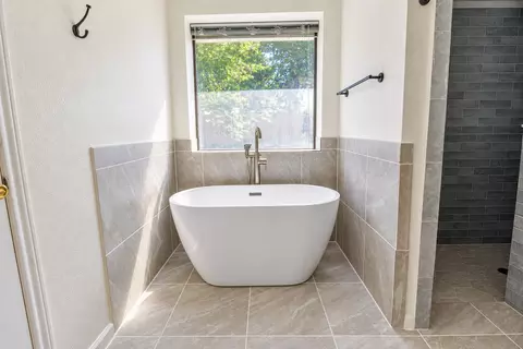 Bath - 301 Morrison Ct, Euless, TX 76039 photo 4 of 6