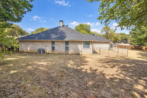 Exterior - 301 Morrison Ct, Euless, TX 76039 photo 5 of 6