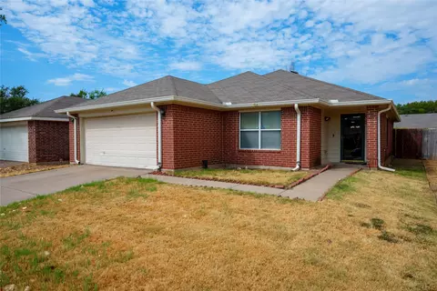 2748 Maegen Cir, Fort Worth, TX 76112