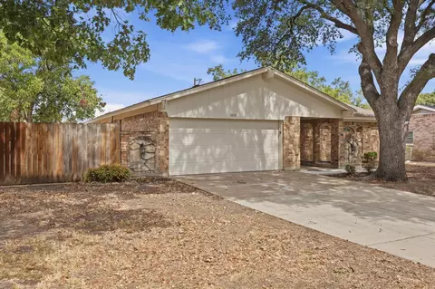 3212 Glenmont Dr, Fort Worth, TX 76133
