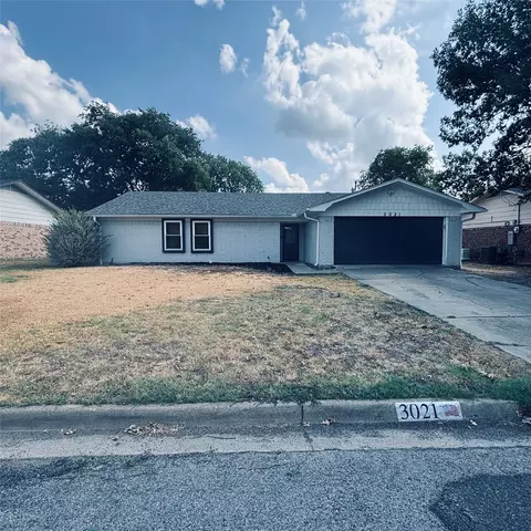 3021 Oakridge Dr, Corsicana, TX 75110