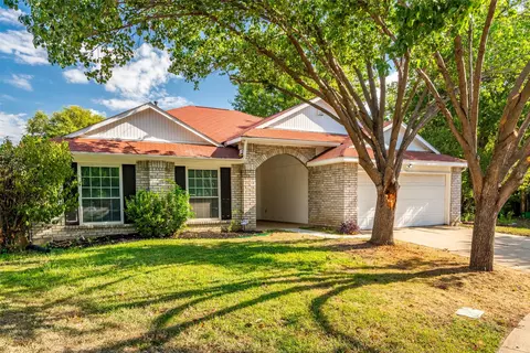 7016 Fall Creek Ct, Watauga, TX 76148