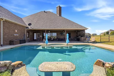 6104 High Meadows Dr, Krum, TX 76249