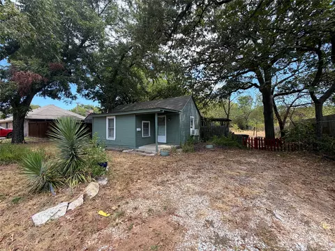 2813 Milam St, Fort Worth, TX 76112