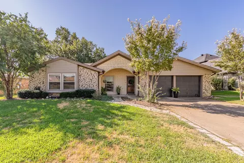 7536 Oak Park Dr, North Richland Hills, TX 76182