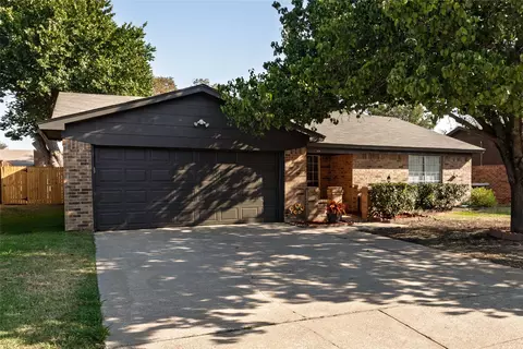 304 Cambridge Dr, Saginaw, TX 76179