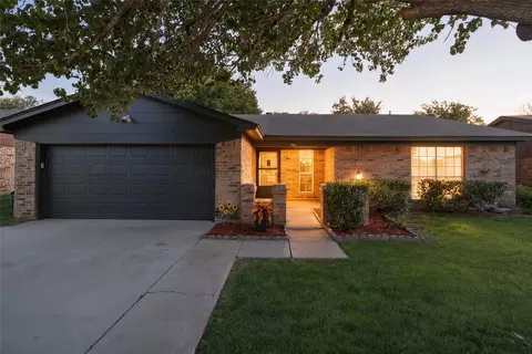 304 Cambridge Dr, Saginaw, TX 76179