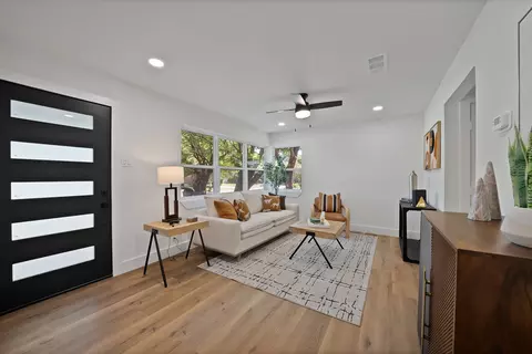 2926 Hillglenn Rd, Dallas, TX 75228