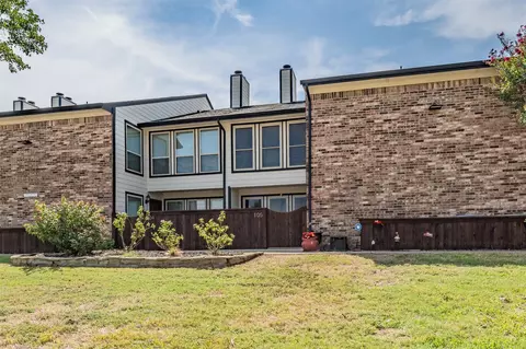 Exterior - 714 E Wall St #105, Grapevine, TX 76051 photo 2 of 8