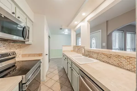 Kitchen - 714 E Wall St #105, Grapevine, TX 76051 photo 4 of 4