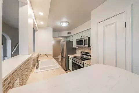 Kitchen - 714 E Wall St #105, Grapevine, TX 76051 photo 2 of 4