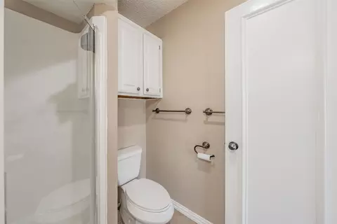 Bath - 714 E Wall St #105, Grapevine, TX 76051 photo 2 of 6