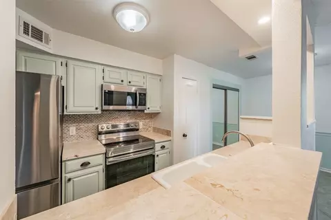 Kitchen - 714 E Wall St #105, Grapevine, TX 76051 photo 3 of 4