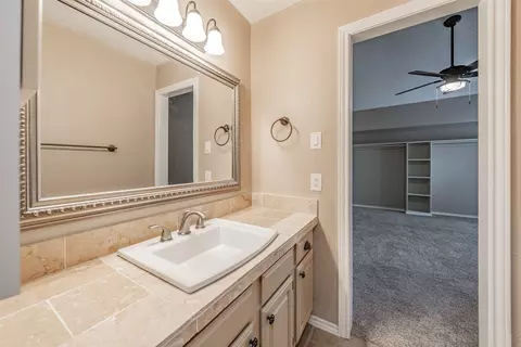 Bath - 714 E Wall St #105, Grapevine, TX 76051 photo 6 of 6