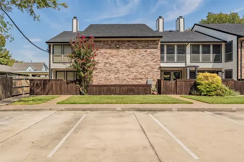 Exterior - 714 E Wall St #105, Grapevine, TX 76051 photo 5 of 8