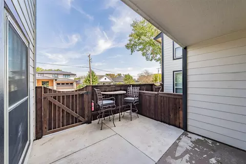 Exterior - 714 E Wall St #105, Grapevine, TX 76051 photo 8 of 8