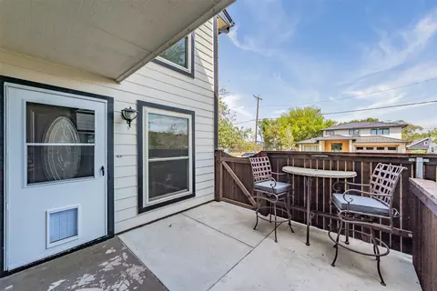 Exterior - 714 E Wall St #105, Grapevine, TX 76051 photo 7 of 8
