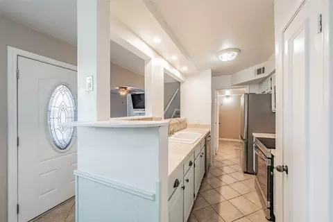 Entry Way - 714 E Wall St #105, Grapevine, TX 76051 photo 3 of 4