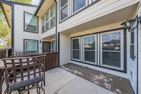 Exterior - 714 E Wall St #105, Grapevine, TX 76051 photo 6 of 8