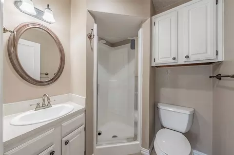 Bath - 714 E Wall St #105, Grapevine, TX 76051 photo 1 of 6