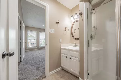Bath - 714 E Wall St #105, Grapevine, TX 76051 photo 3 of 6