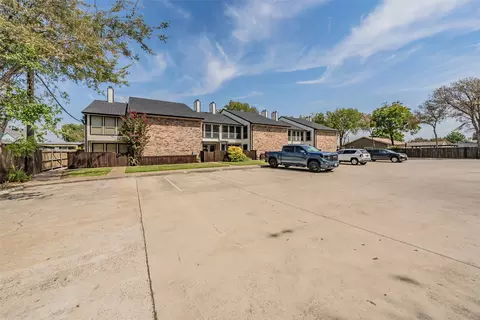 Exterior - 714 E Wall St #105, Grapevine, TX 76051 photo 4 of 8