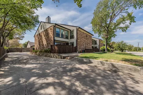 Exterior - 714 E Wall St #105, Grapevine, TX 76051 photo 3 of 8