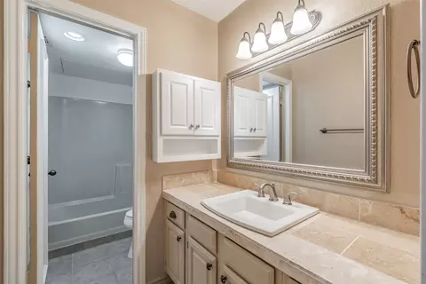 Bath - 714 E Wall St #105, Grapevine, TX 76051 photo 4 of 6