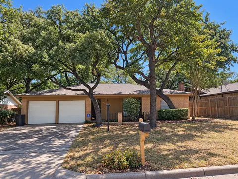 2809 Bent Tree Ln, Arlington, TX 76016