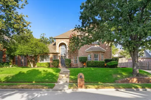 8212 Hallmark Dr, North Richland Hills, TX 76182