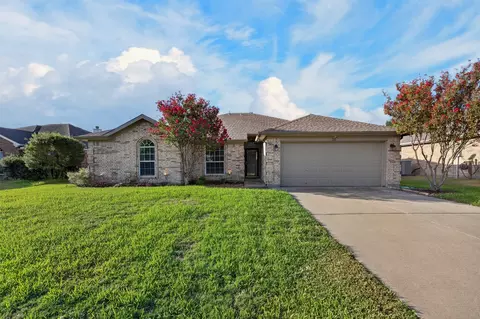 332 Hacienda Dr, Waxahachie, TX 75165
