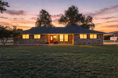 106 Vineyard St, Weatherford, TX 76087