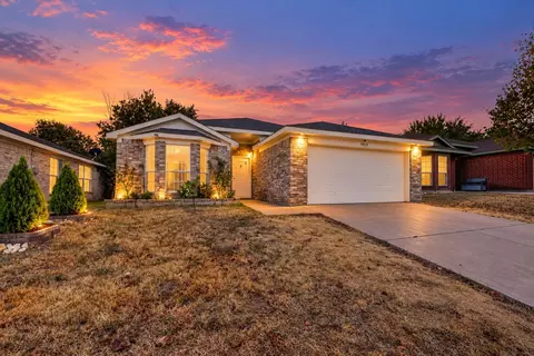 9929 Long Rifle Dr, Fort Worth, TX 76108