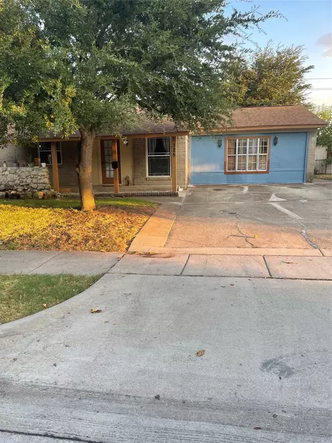 325 Sparks Dr, Grand Prairie, TX 75051