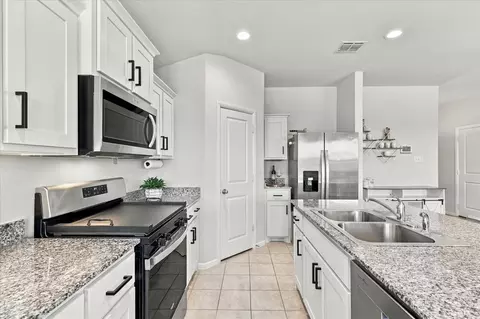 5800 Bull Creek Ln, Lantana, TX 76226