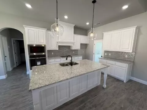 Kitchen - 924 Eagles Way, Springtown, TX 76082 photo 1 of 1