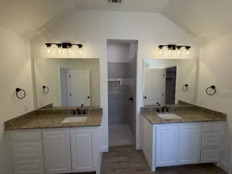 Bath - 882 Eagles Way, Springtown, TX 76082 photo 1 of 3