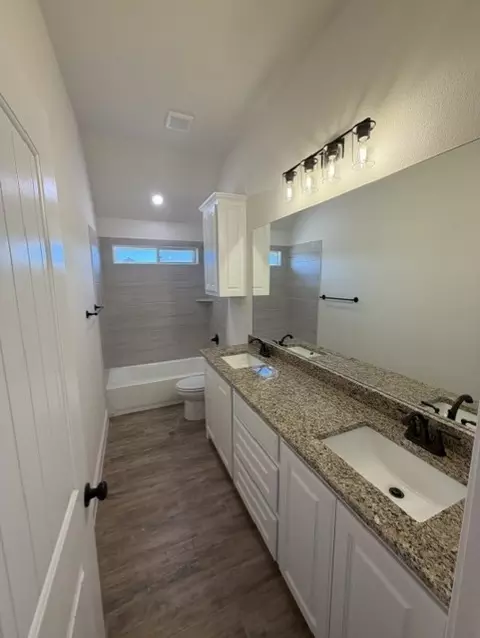 Bath - 882 Eagles Way, Springtown, TX 76082 photo 3 of 3