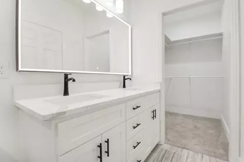 Bath - 415 Thomas St, Terrell, TX 75160 photo 1 of 3