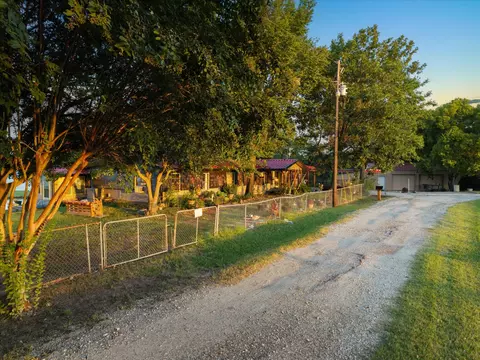 Exterior - 308 Causeway Cv, Seven Points, TX 75143 photo 3 of 4